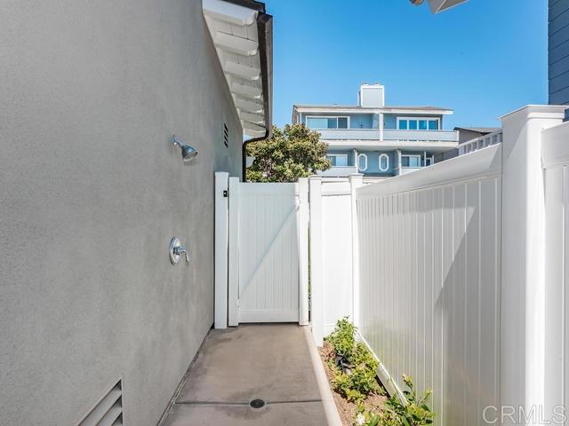 Building Photo - 2063 Cambridge Ave