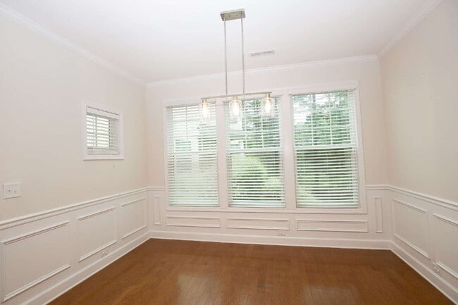 Building Photo - Charming 3 bed, 2.5 bath home with bonus t...