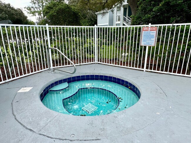 Building Photo - Gated 1 bedroom condo with washer and dryer