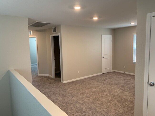 Building Photo - Montecito Community in the Northwest!!!