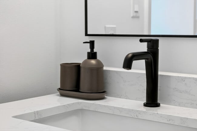 Building Photo - 10 SW South River Dr