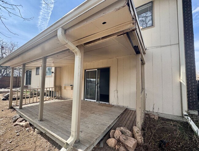 Building Photo - Beautiful 5 bedroom 2.5 bathroom home available NOW!!!