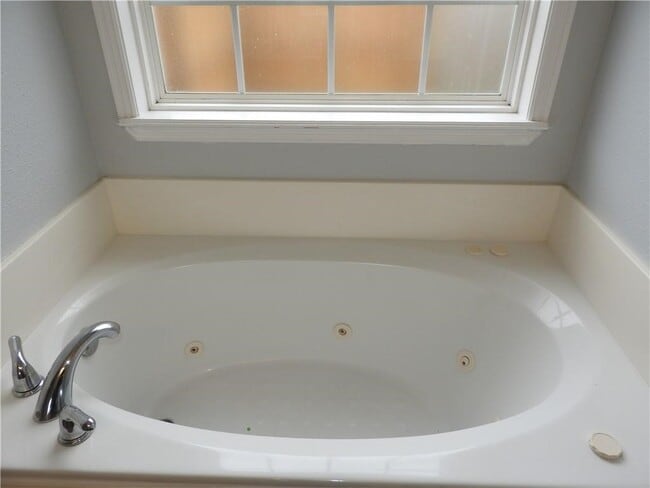 Building Photo - 2204 W Sunset Dr