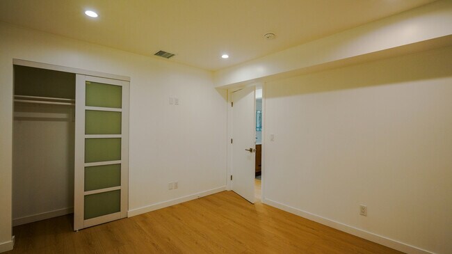 Building Photo - 130 W 59th Pl
