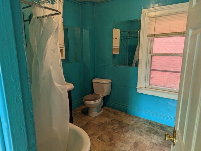 Building Photo - 114 Bartlett St