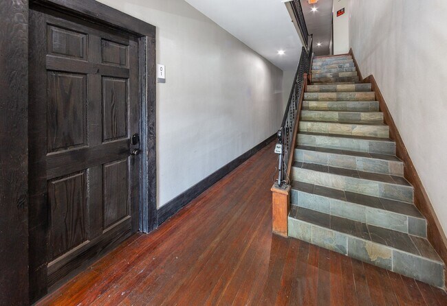 Building Photo - Beautiful 1b Apartment Located in Downtown...