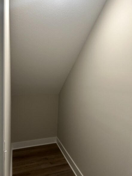 Building Photo - 122 Roseberry St