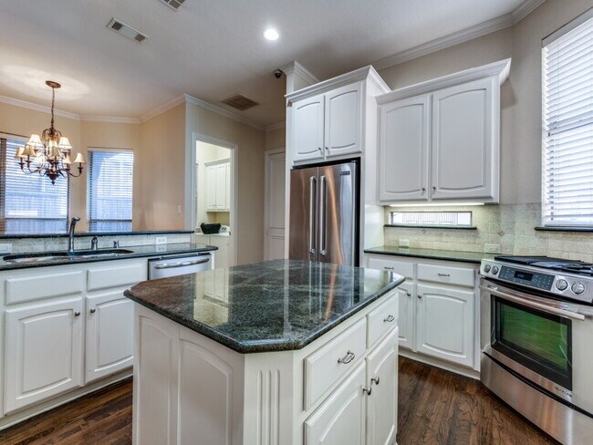 Building Photo - 3 bedroom 3 bath Duplex