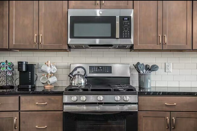 Building Photo - Fully Furnished 2 Master Suites | Luxe Tow...