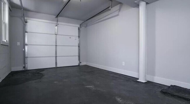 Building Photo - 1205 Greenleaf Rd SE