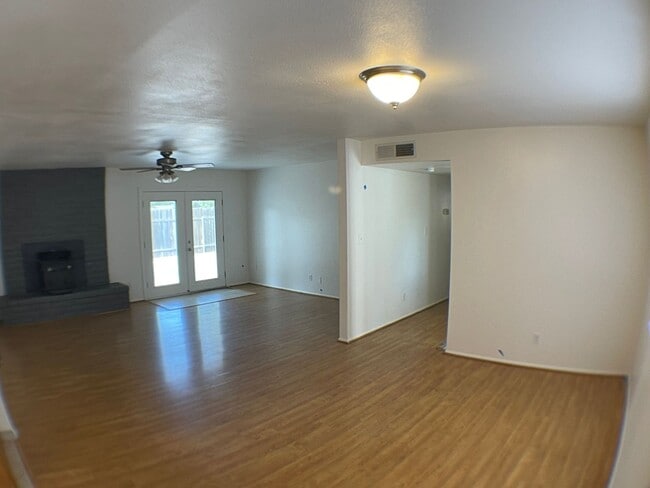 Building Photo - 3 Bedroom Home in Smokerise | Single-Level Living + Natural Light