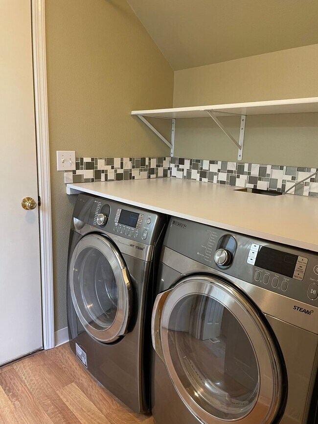 Building Photo - ? Beautifully Updated Home in a Peaceful, Highly Desirable Fisher’s Landing Community ?