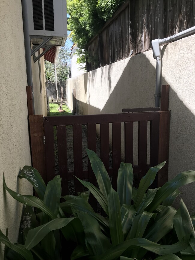 Side Yard/Closed Dog Rug - 725 N Alta Vista Blvd