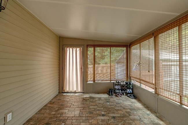 Building Photo - 511 Henry St