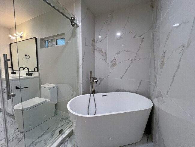 Building Photo - Freshly Remodeled 5BR Home in Prime Bellevue Enatai