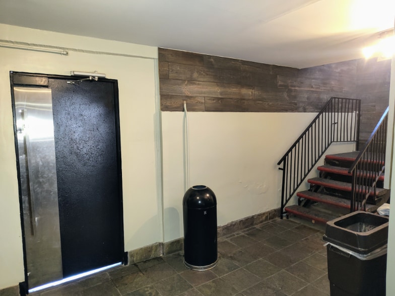 Building Photo - 14746 Delano St