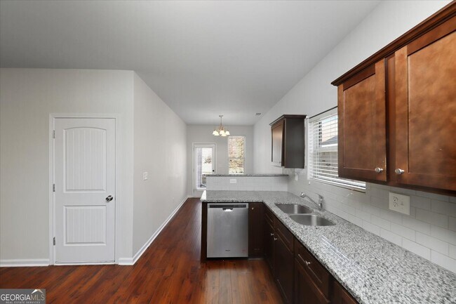 Building Photo - 541 Tulip Ln