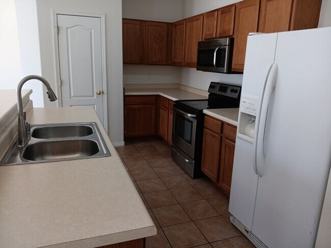 Building Photo - 3 Bedroom, 2 Bathroom Home! Available Soon!!