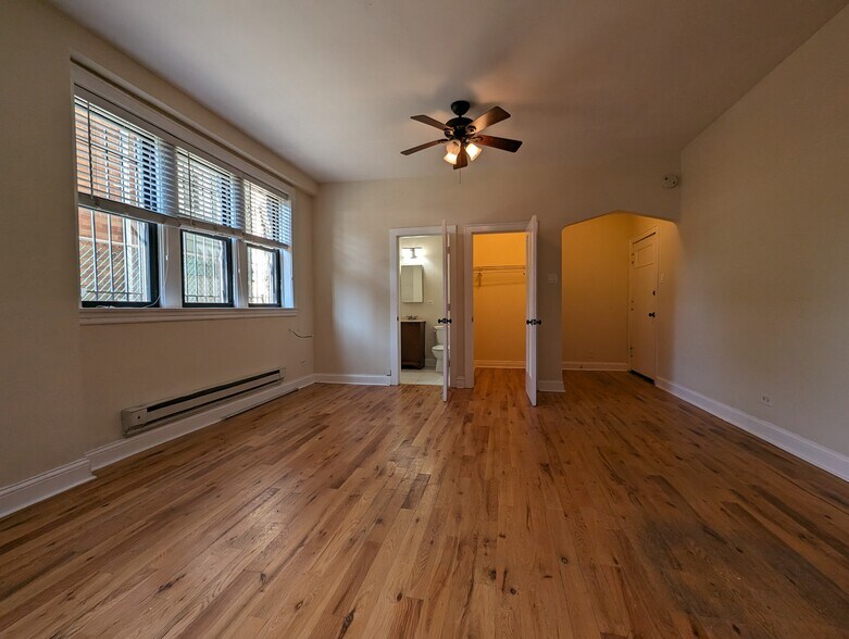 Building Photo - 4735 N Hermitage Ave