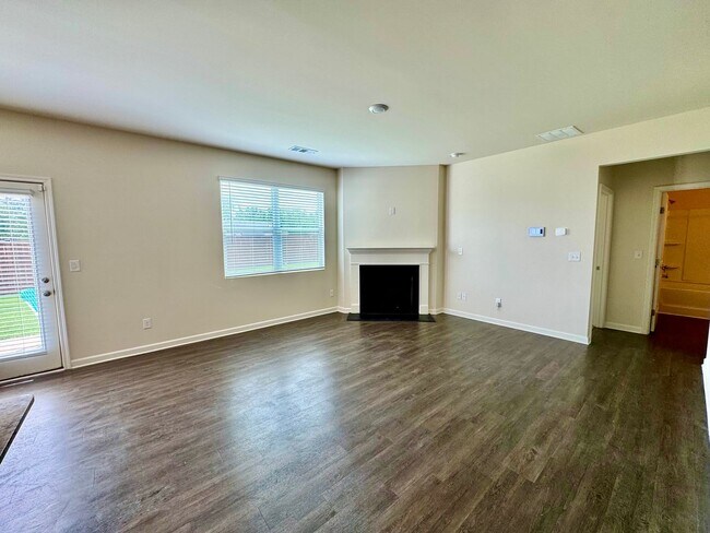 Building Photo - Beautiful 5 bedroom, 3 full bath home in D...