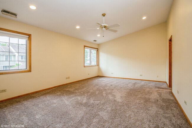 Building Photo - 583 W Parkside Dr