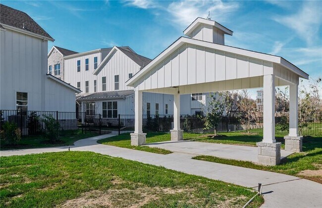 Building Photo - 2624 Metcalfe Rd