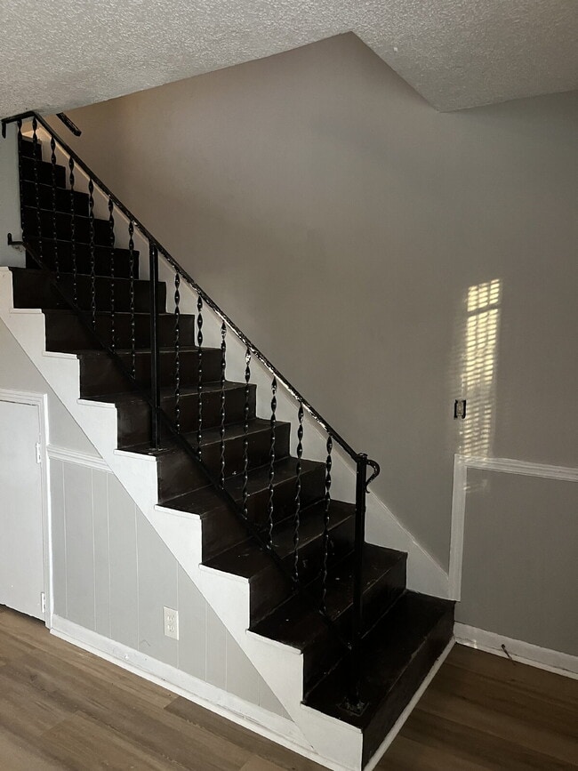 Building Photo - 2 Bedrooms 1 1/2 Baths Townhouse Minutes To Downtown Nashville, Tn ONE MONTH OF FREE RENT!