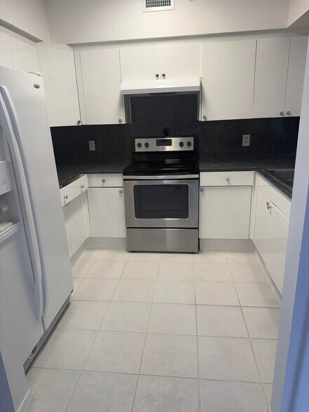 Building Photo - 9340 Fontainebleau Blvd