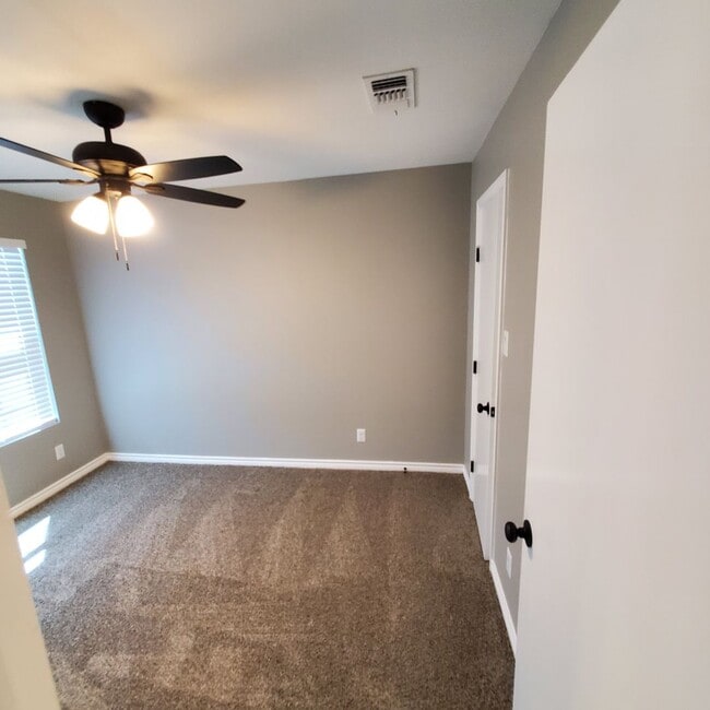 Building Photo - Beautiful Town Home