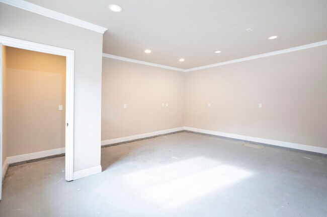 Building Photo - 10557 Helendale Ave