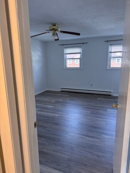 Building Photo - 148 Westbury Park Rd