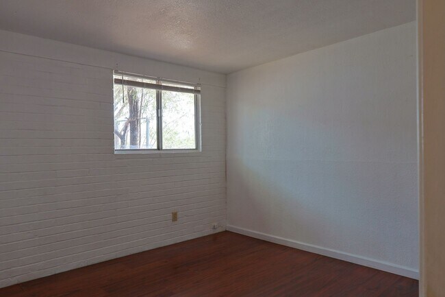Building Photo - 618 N Medford Dr