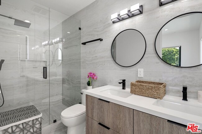 Building Photo - 1236 N Spaulding Ave