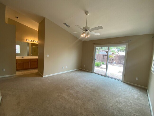 Building Photo - Cozy 3 Bedroom With A Large Den!
