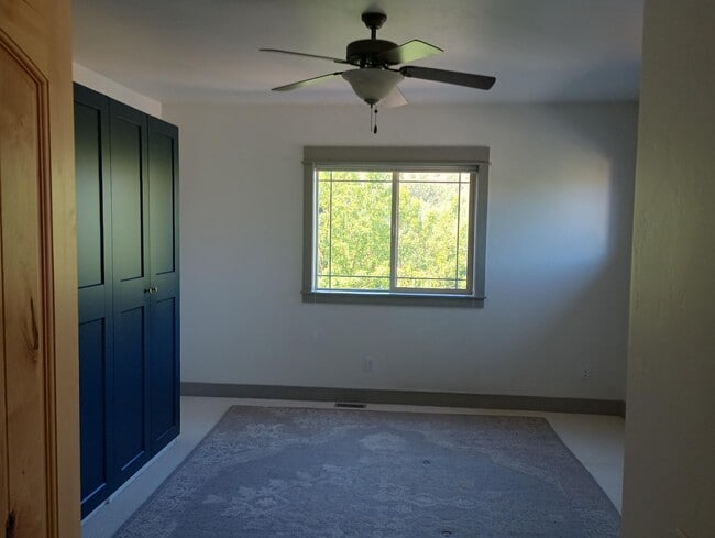 Building Photo - 720 S River St