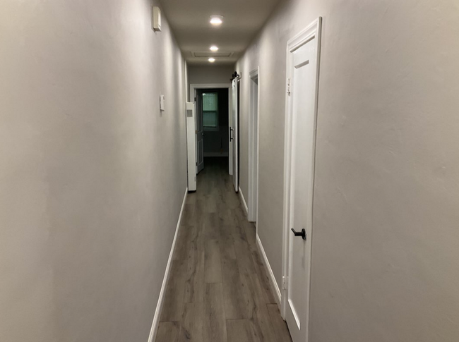 Building Photo - 2 bedroom 1 bath Duplex unit w/remodeled k...