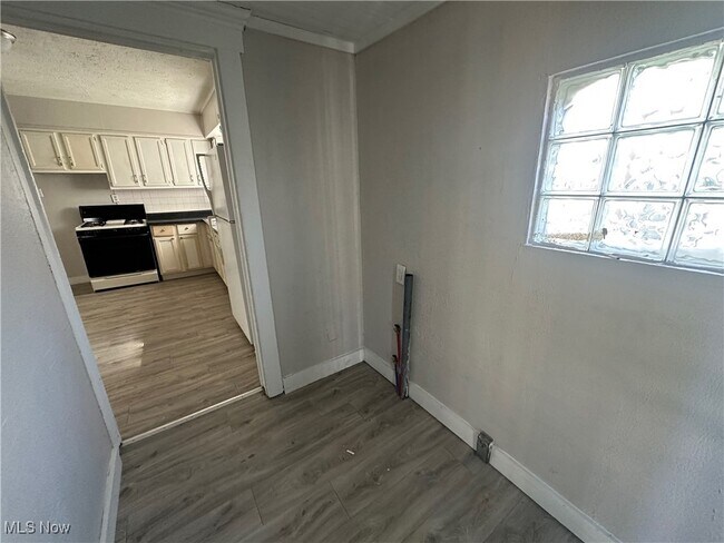 Building Photo - 1915 Maple Ave NE