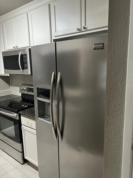 Building Photo - 7102 N Holiday Dr