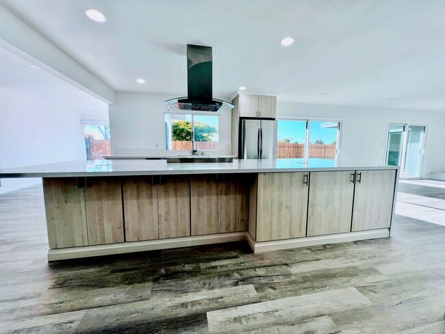 Building Photo - North Pacific Beach 3 Bedroom 2 Bath One S...