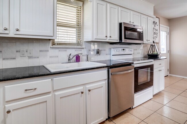 Building Photo - 1906 N Chambers Ter