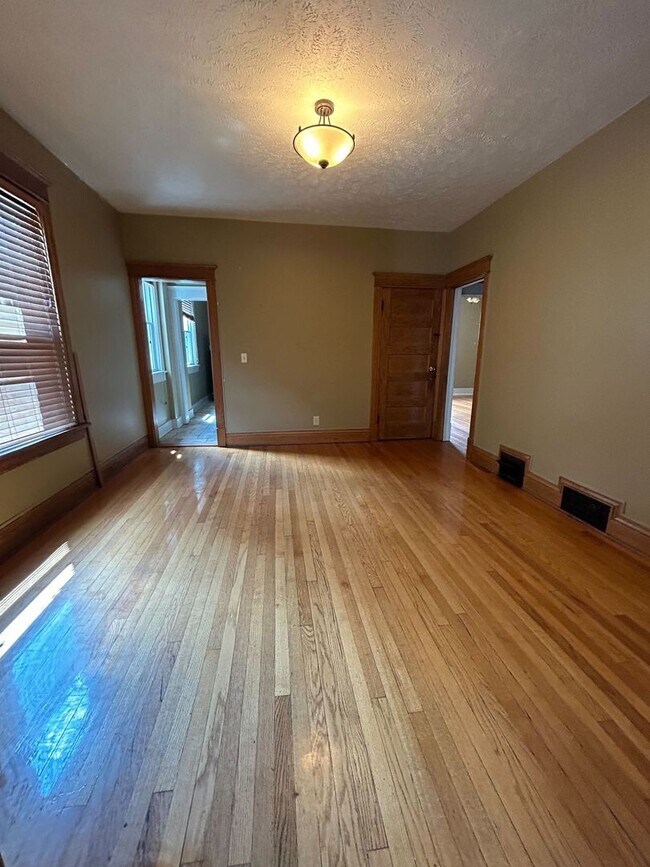 Building Photo - Beautiful 2 Bedroom Townhouse!