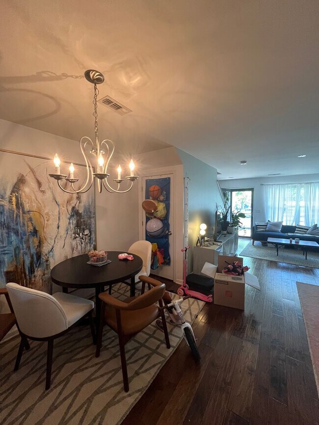 Building Photo - Townhome in Villages of Riverwood, Upgrades include Granite, Hdwd Floors, 1 Car Garage, Community...