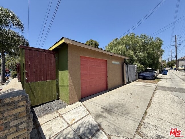 Building Photo - 802 Superba Ave