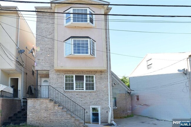 Building Photo - 12 Amity St
