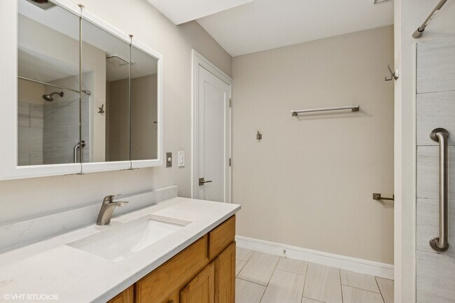 Building Photo - 940 N Lakeside Dr