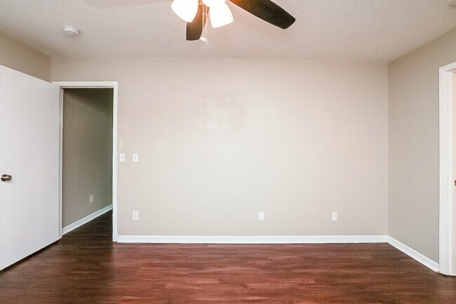 Building Photo - 718 Del Prado Dr