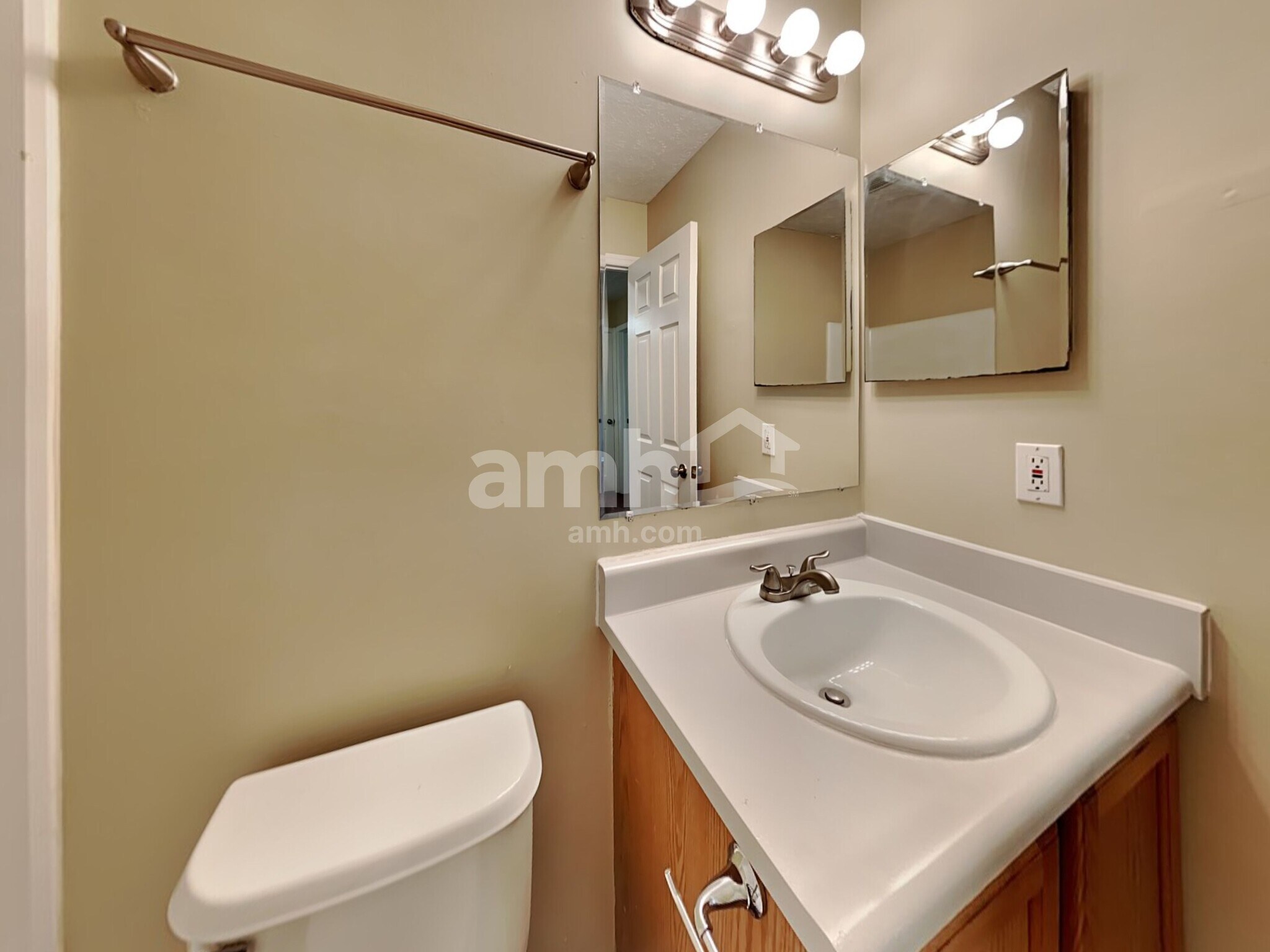 Building Photo - 4024 Walnut Crossing Dr