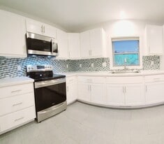 Building Photo - 2200 W 32nd St