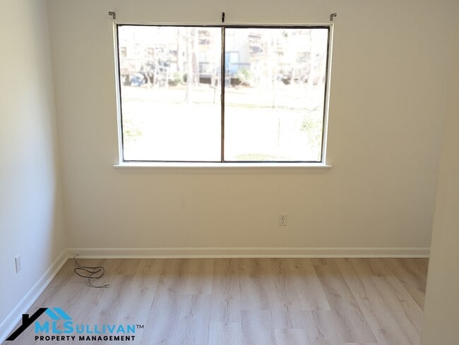 Building Photo - 4100-4105 Five Oaks Dr