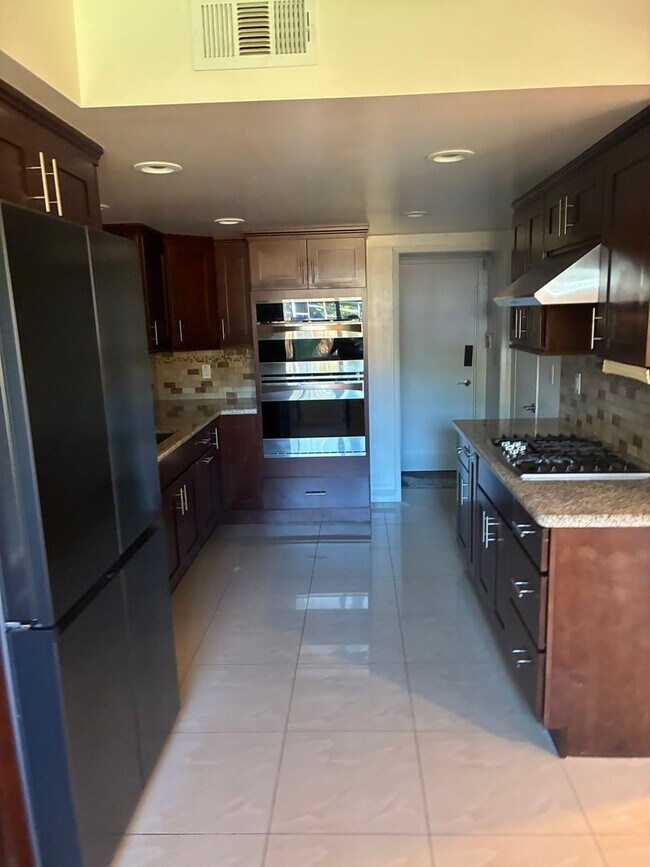 Building Photo - BEAUTIFUL 3 BED 2.5 BATHROOM!!!